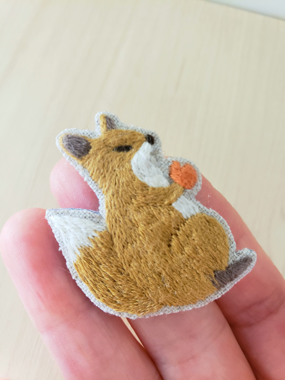 子ぎつねの刺繍ブローチ【受注製作】 3枚目の画像