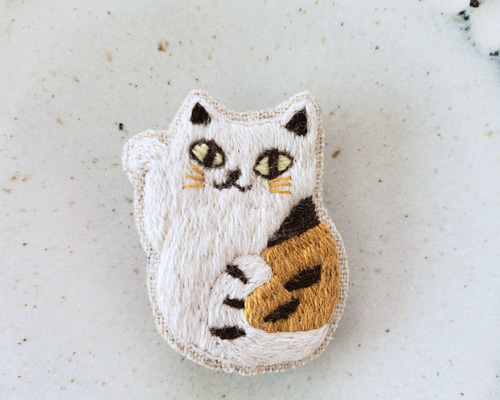 招き猫刺繍ブローチ《黒猫》【受注製作】 ブローチ choco mint 通販｜Creema(クリーマ) 10698238