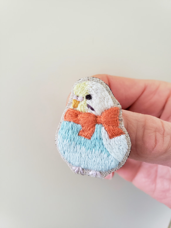 セキセイインコ（レインボー）刺繍ブローチ【受注製作】 2枚目の画像