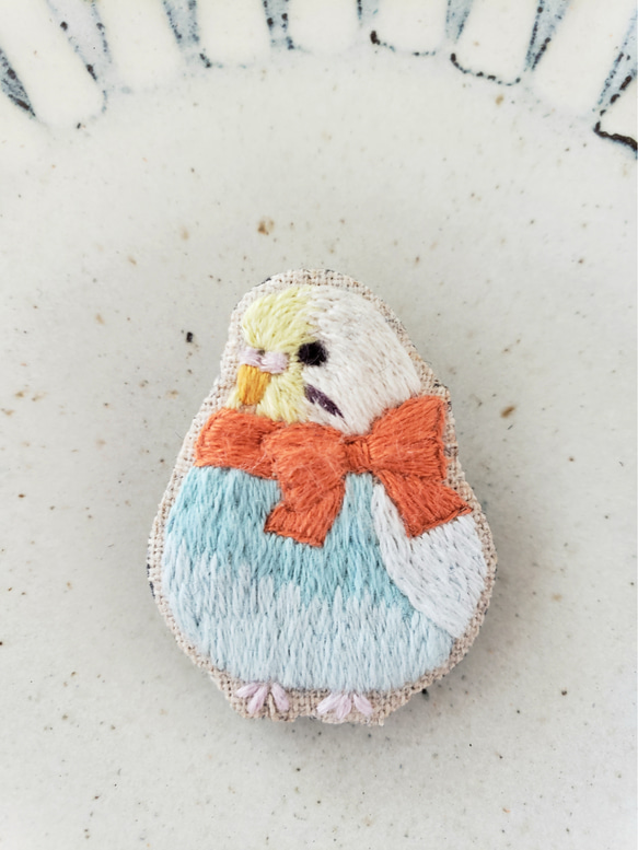 セキセイインコ（レインボー）刺繍ブローチ【受注製作】 3枚目の画像