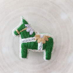 オーダー受け付けてます！ ブローチなど ダーラナホースの刺繍ブローチ(緑)【受注製作】 ブローチ choco mint