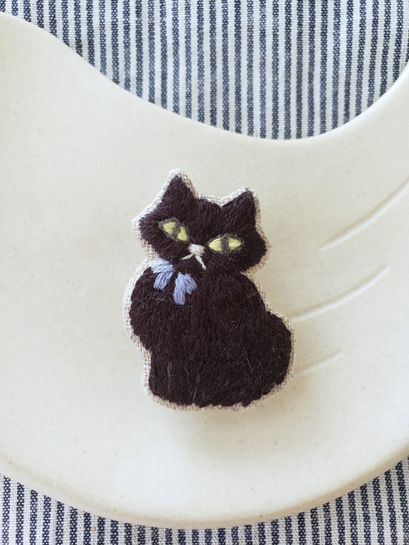 ブラックの猫刺繍ブローチ【受注制作】 ブローチ choco mint