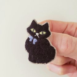 ブラックの猫刺繍ブローチ【受注制作】 3枚目の画像