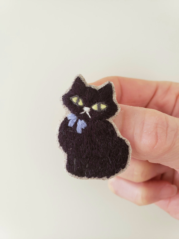 ブラックの猫刺繍ブローチ【受注制作】 3枚目の画像