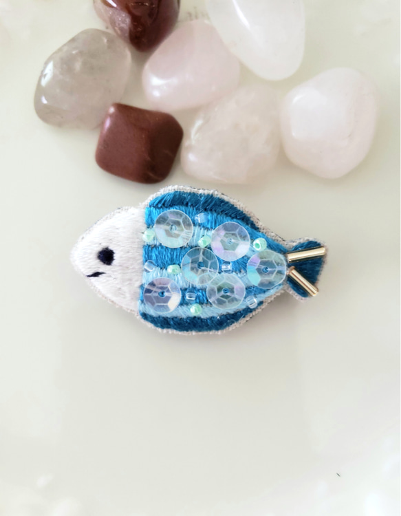 ハンドメイド刺繍ブローチ　bulaunbulaun様ご確認ページです。 刺繍ブローチの仕立て方 両面シールを使う方法 – 小さな手芸屋