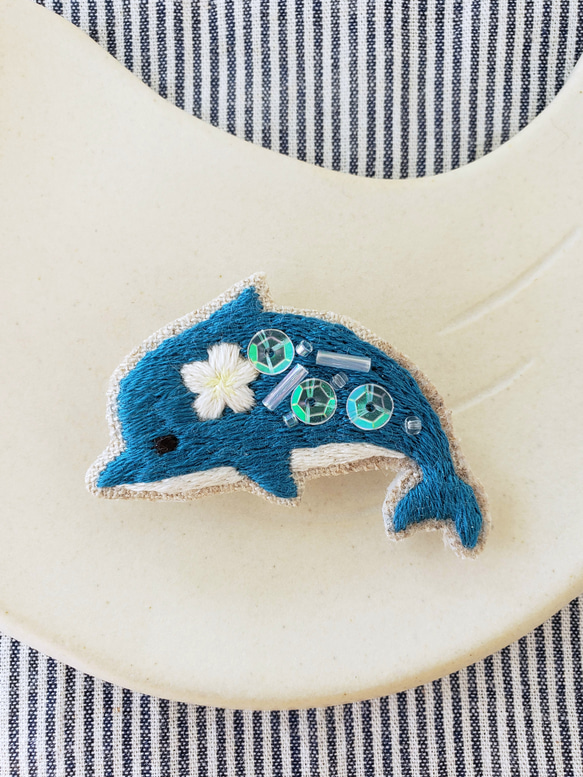 イルカの刺繍ブローチ【受注制作】 ブローチ choco mint 通販 イルカの刺繍ブローチ【受注制作】 ブローチ choco mint 通販