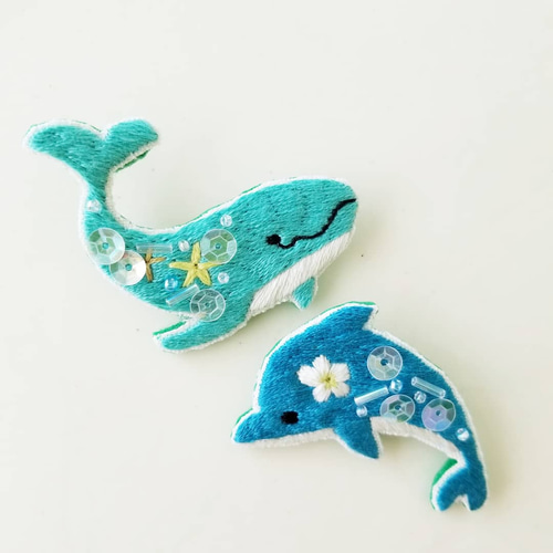 〚イルカメ様オーダー〛刺繍ブローチ イルカの刺繍ブローチ【受注制作】 ブローチ choco mint 通販