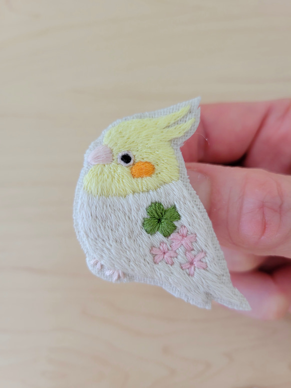 オカメインコの刺繍ブローチ【受注製作】 6枚目の画像