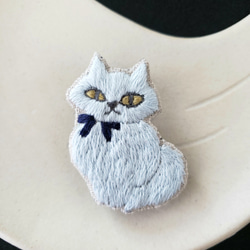 ブルーグレーの猫刺繍ブローチ【受注製作】 ブローチ choco mint