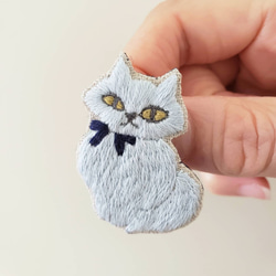 ブルーグレーの猫刺繍ブローチ【受注製作】 2枚目の画像