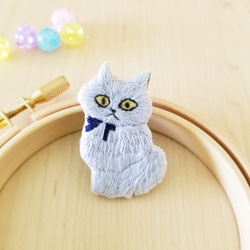 ブルーグレーの猫刺繍ブローチ【受注製作】 3枚目の画像