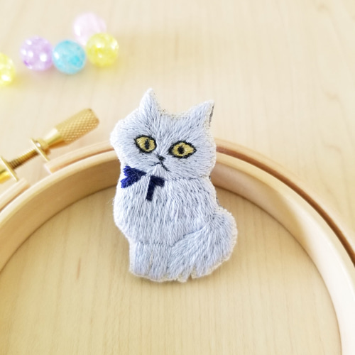 ブルーグレーの猫刺繍ブローチ【受注製作】 ブローチ choco mint 通販