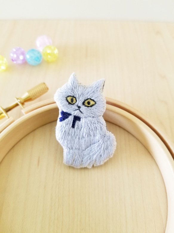 ブルーグレーの猫刺繍ブローチ【受注製作】 3枚目の画像