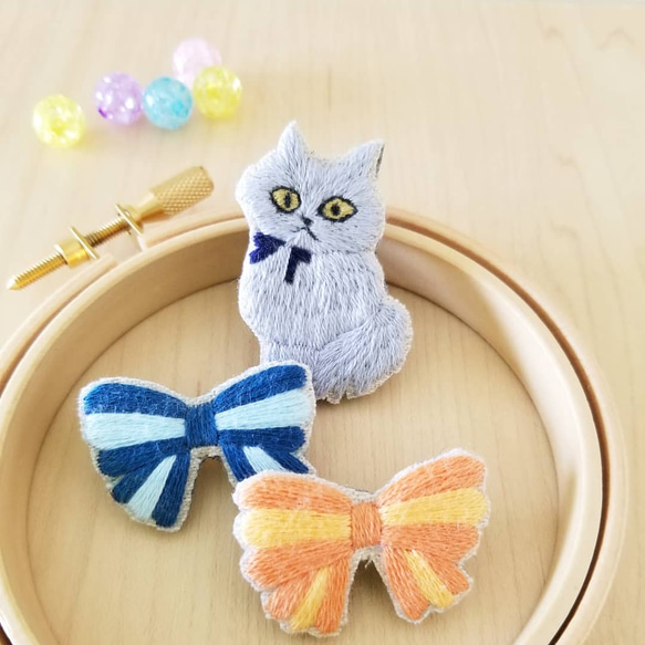 ブルーグレーの猫刺繍ブローチ【受注製作】 4枚目の画像