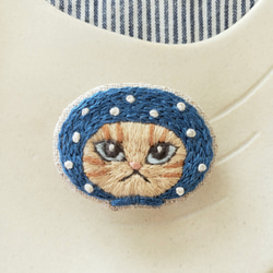 ほっかむり猫刺繍ブローチ（茶トラ）【受注制作】 1枚目の画像