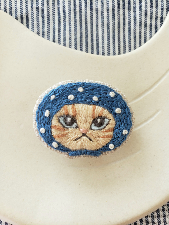 ほっかむり猫刺繍ブローチ（茶トラ）【受注制作】 1枚目の画像