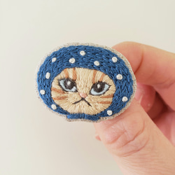 ほっかむり猫刺繍ブローチ（茶トラ）【受注制作】 2枚目の画像