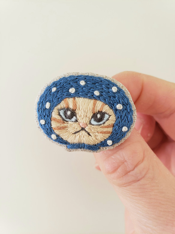 ほっかむり猫刺繍ブローチ（茶トラ）【受注制作】 2枚目の画像