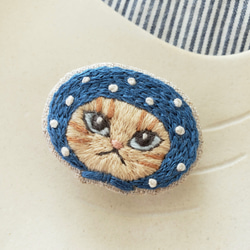 ほっかむり猫刺繍ブローチ（茶トラ）【受注制作】 3枚目の画像