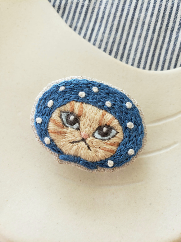 ほっかむり猫刺繍ブローチ（茶トラ）【受注制作】 3枚目の画像