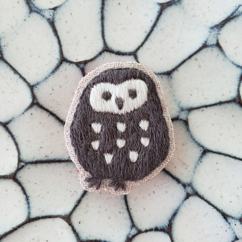 モノトーンのフクロウ刺繍ブローチ【受注制作】 ブローチ choco