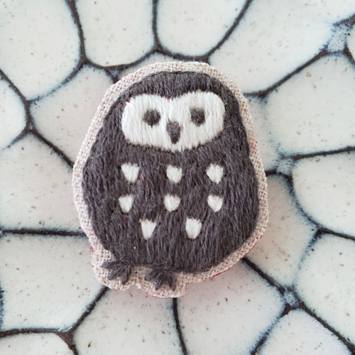 モノトーンのフクロウ刺繍ブローチ【受注制作】 ブローチ choco