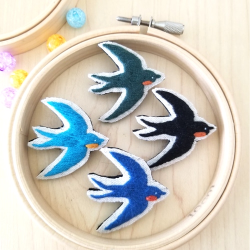 ツバメの刺繍ブローチ（緑）【受注製作】 ブローチ choco mint 通販 