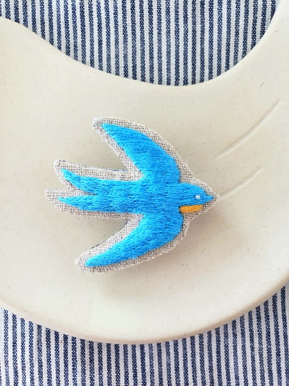 ツバメの刺繍ブローチ（ブルー）【受注製作】 ブローチ choco
