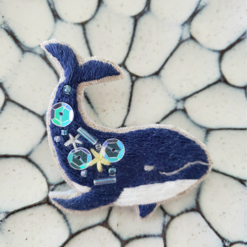 クジラの刺繍ブローチ【受注制作】 ブローチ choco mint 通販 7549824