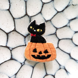 黒猫とジャックランタン刺繍ブローチ【受注製作】 1枚目の画像