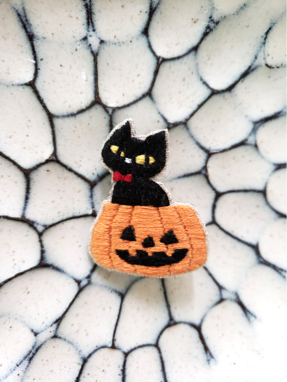 黒猫とジャックランタン刺繍ブローチ【受注製作】 1枚目の画像