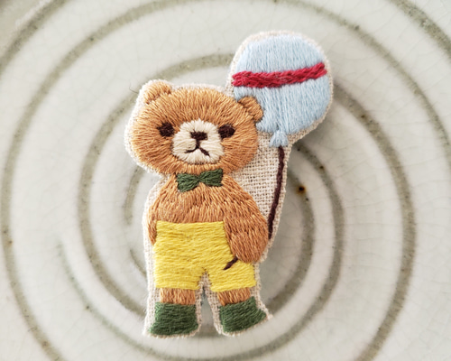 くまと風船刺繍ブローチ【受注製作】 ブローチ choco mint 通販 くまと風船刺繍ブローチ【受注製作】 ブローチ choco mint 通販