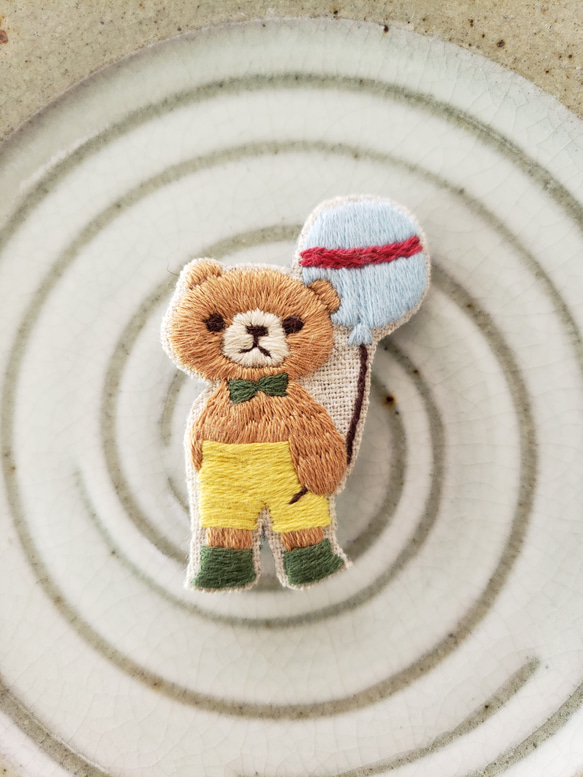 くまと風船刺繍ブローチ【受注製作】 ブローチ choco mint 通販