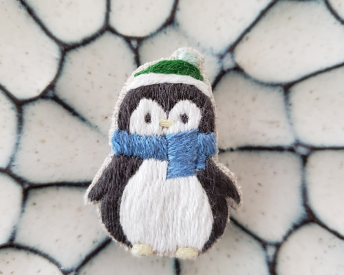 冬支度のペンギン刺繍ブローチ【受注製作】 ブローチ choco mint 通販