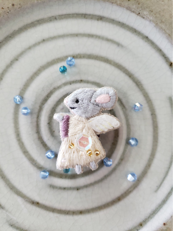 天使のネズミ刺繍ブローチ【受注製作】 ブローチ choco mint 通販 