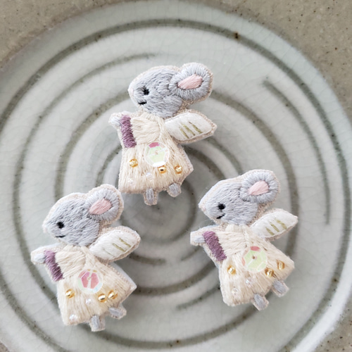 天使のネズミ刺繍ブローチ【受注製作】 ブローチ choco mint 通販 