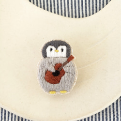 penguinとウクレレ刺繍ブローチ【受注製作】 3枚目の画像