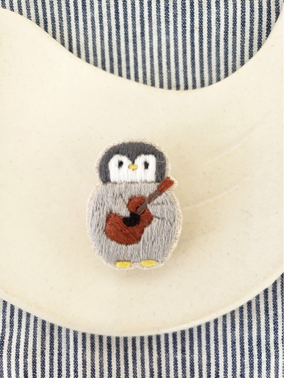 penguinとウクレレ刺繍ブローチ【受注製作】 3枚目の画像