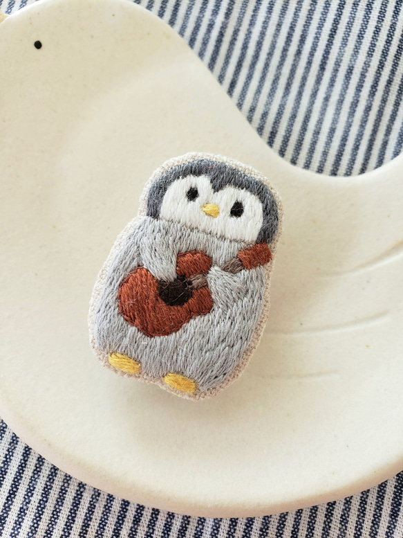 penguinとウクレレ刺繍ブローチ【受注製作】 5枚目の画像