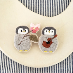 penguinとウクレレ刺繍ブローチ【受注製作】 6枚目の画像