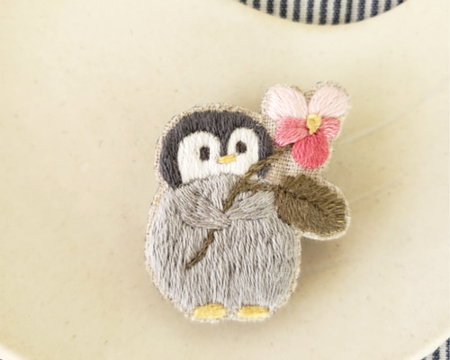 penguinとお花刺繍ブローチ【受注製作】 ブローチ choco mint