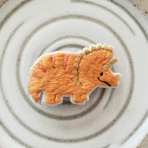 恐竜の刺繍ブローチ（トリケラトプス）【受注製作】 ブローチ