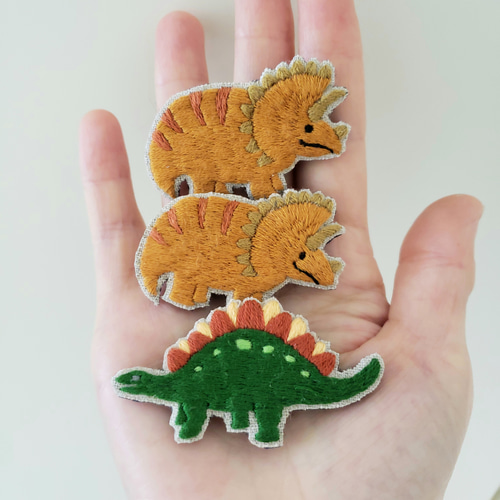 恐竜の刺繍ブローチ（トリケラトプス）【受注製作】 ブローチ