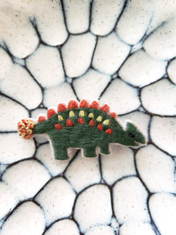 恐竜の刺繍ブローチ（アンキロサウルス）【受注製作】 2枚目の画像