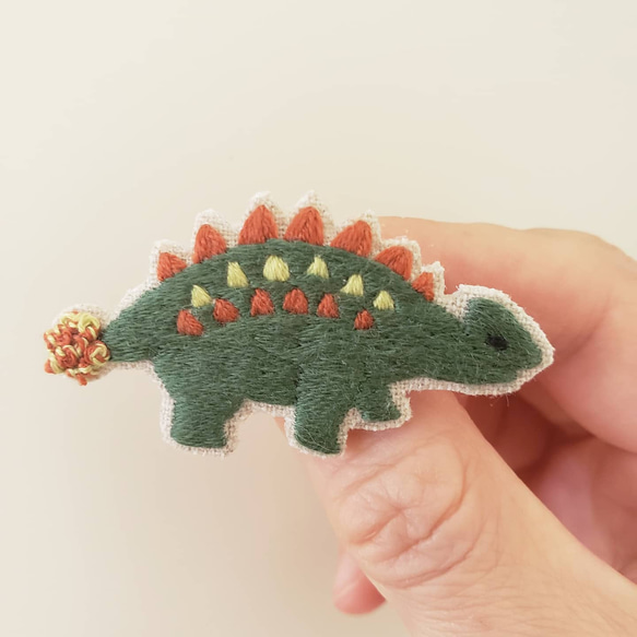 恐竜の刺繍ブローチ（アンキロサウルス）【受注製作】 3枚目の画像