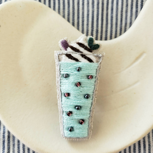 チョコミントドリンクの刺繍ブローチ【受注製作】 ブローチ choco mint