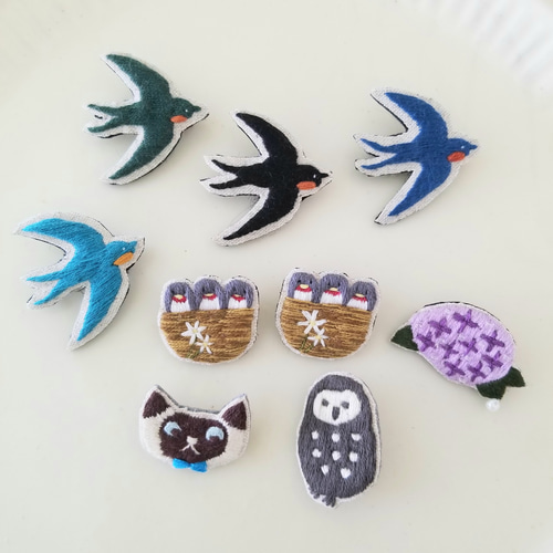 ツバメの刺繍ブローチ（紺）(受注製作) ブローチ choco mint