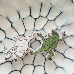 鳥獣戯画（カエル）刺繍ブローチ【受注製作】 2枚目の画像