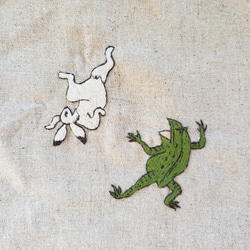 鳥獣戯画（ウサギ）刺繍ブローチ【受注製作】 3枚目の画像