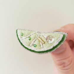 アンティークの香水瓶兼ブローチ 刺繍つき 1_146b04947f7fc2ecef91aba91878